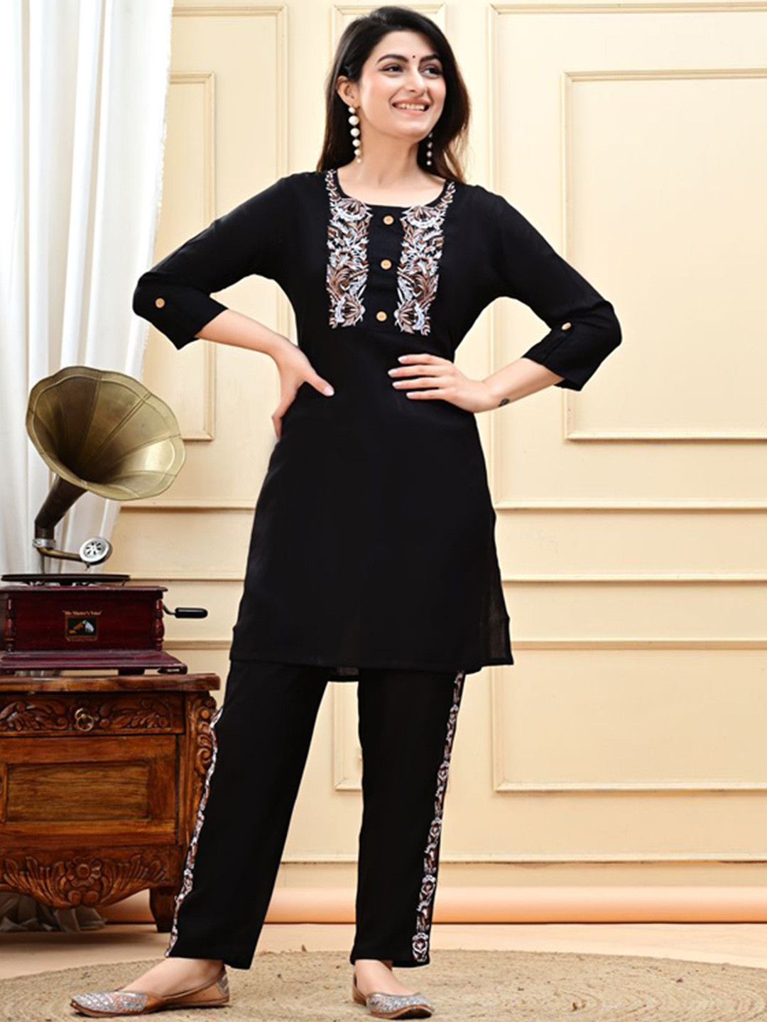 mola ali enterprises Floral Yoke Design Round Neck Thread Work Kurta With Trousers