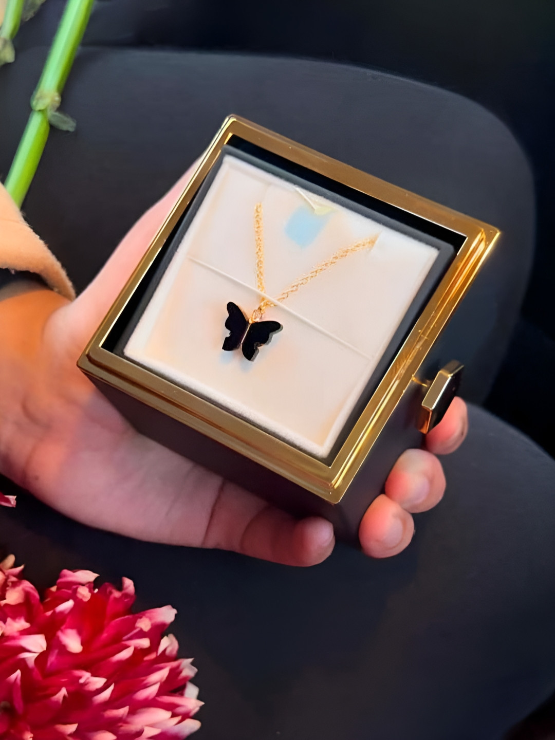 Giftii Black Elegant Rotating Jewelry Box-A Timeless Gift For Her