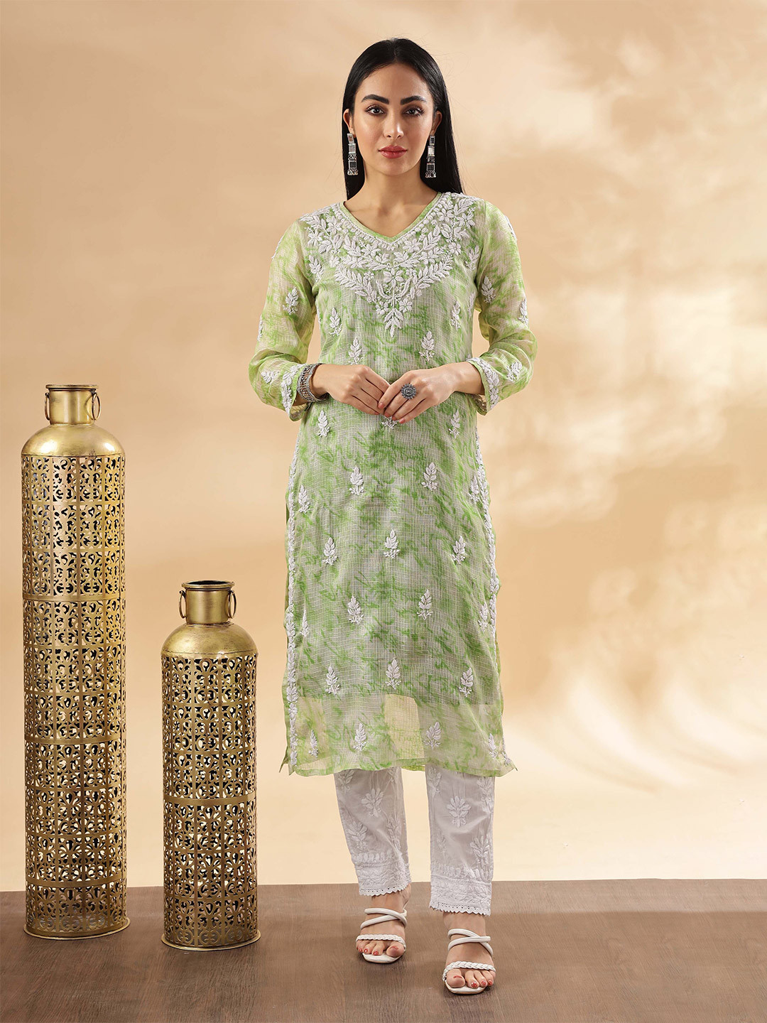 Club Loom Women Floral Embroidered V-Neck Chikankari Pure Cotton Handloom Chikankari Kurti
