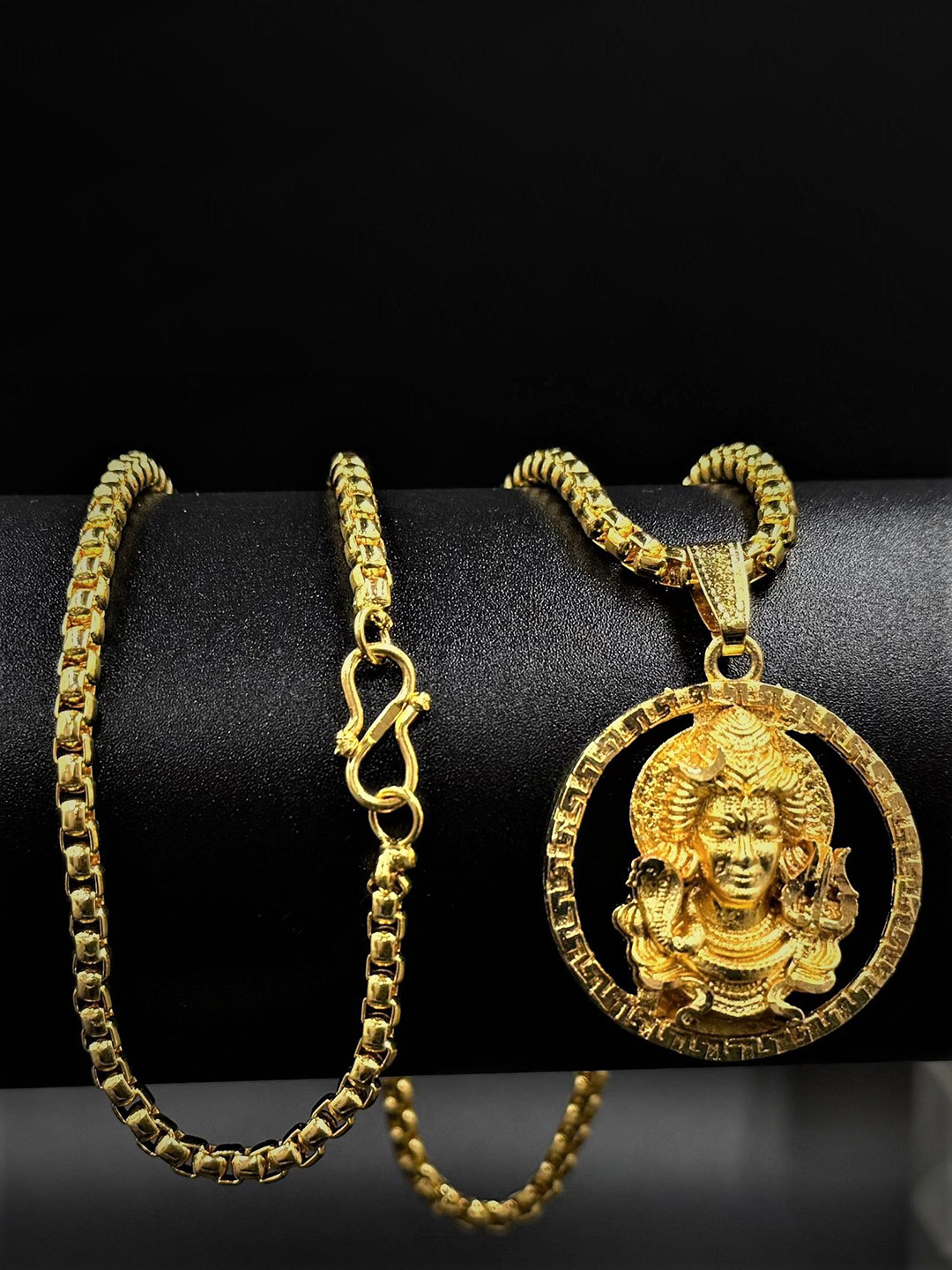 AKLINA Uninsex Gold-Plated Contemporary Shaped Pendants With Chains