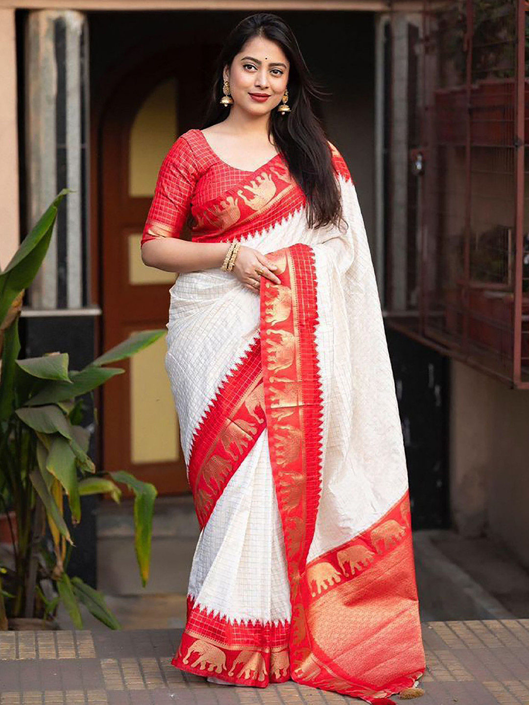 bigben textile Solid Banarasi Saree with Blouse Piece