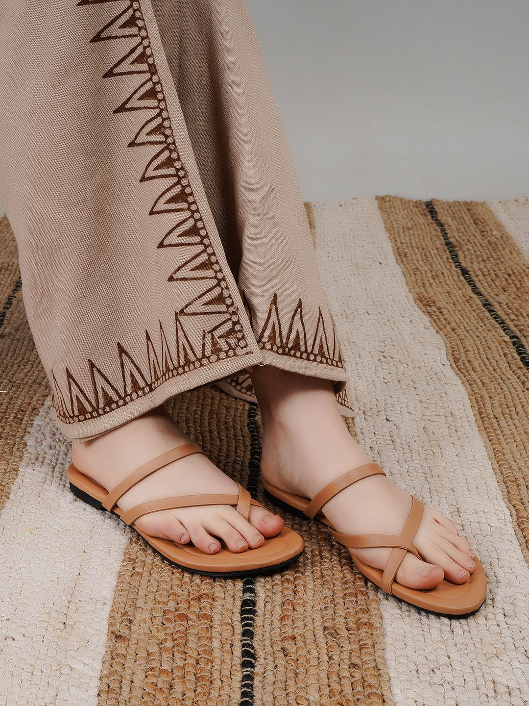 DIVASTRI Women One Toe Flats