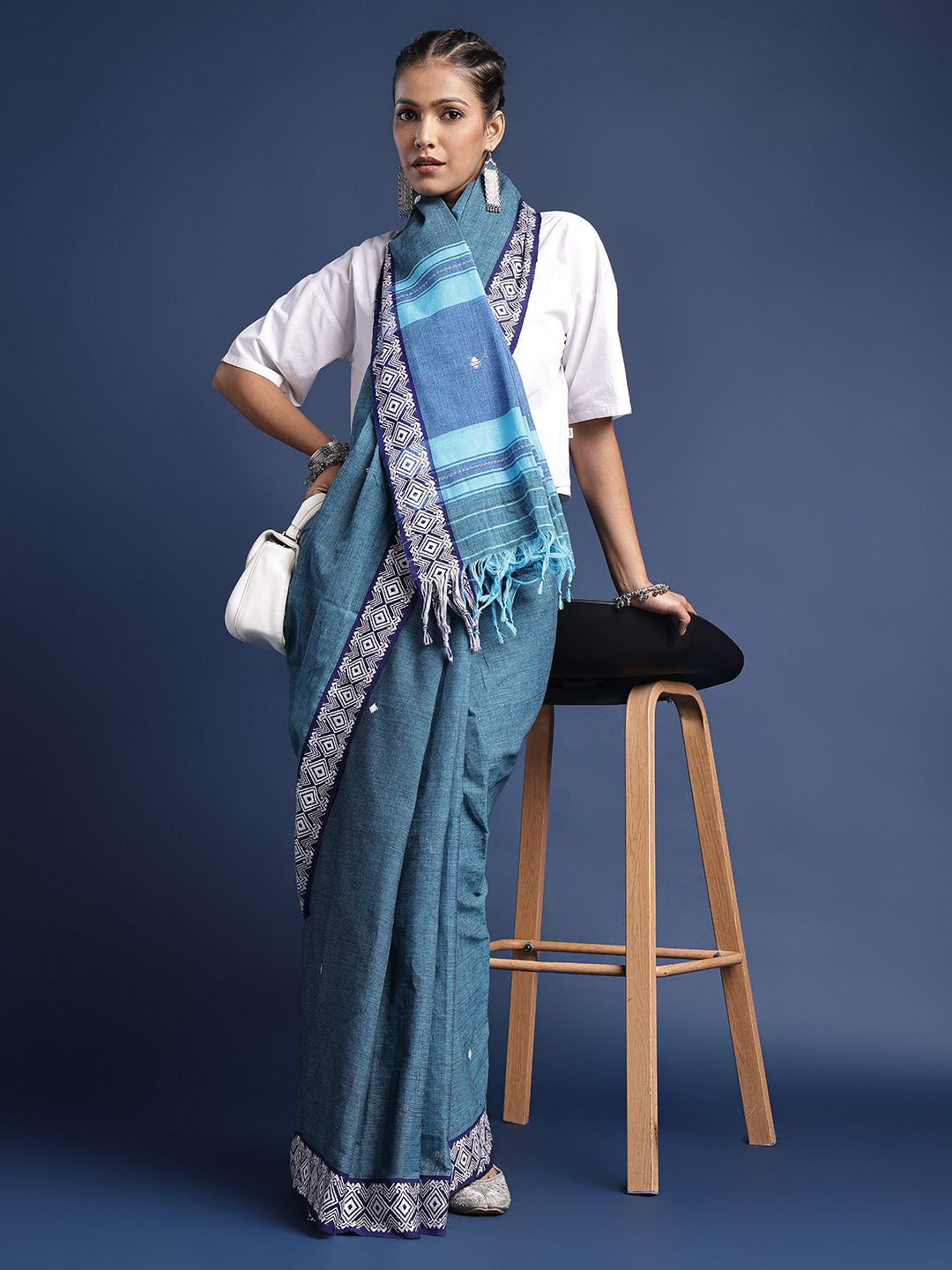 Taavi Woven Design Pure Cotton Dhaniakhali Saree With Blouse Piece