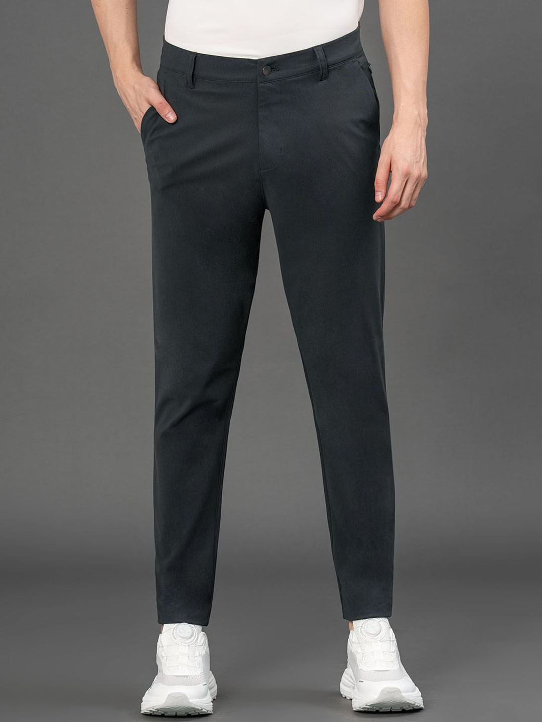 Red Tape Men Solid Mid Rise Elastomultieste Activewear Pant