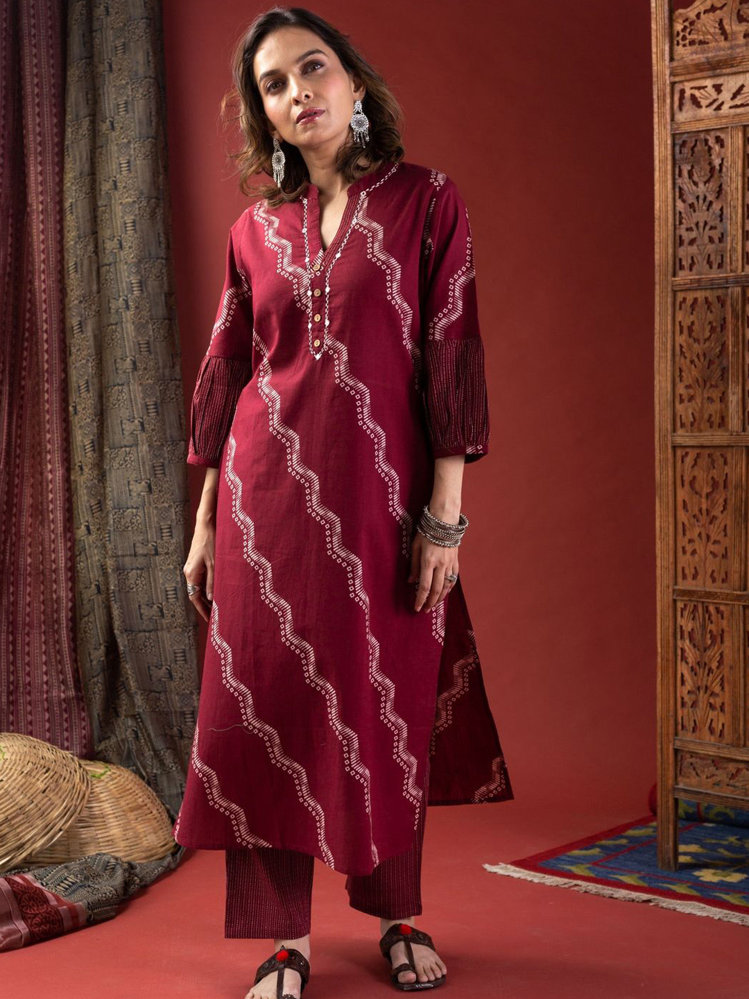 KUSVAA Drista Chevron Printed Mandarin Collar Pure Cotton Straight Kurta With Trousers