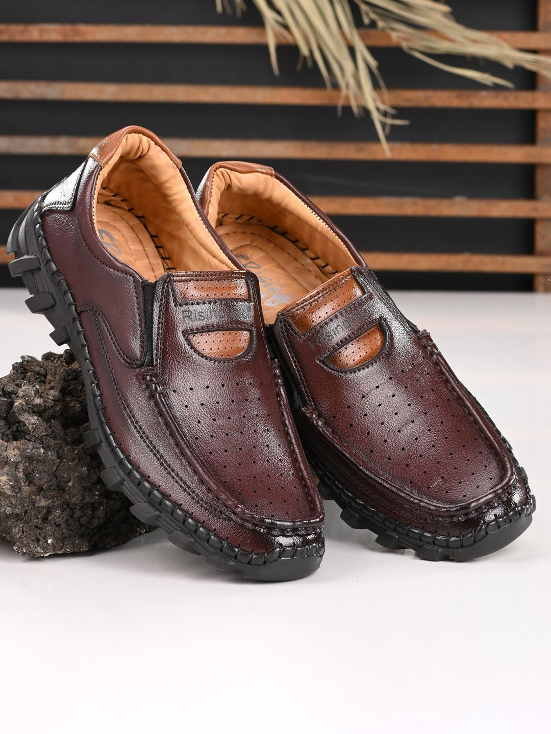 Rising Wolf Men Textured Lightweight Loafers