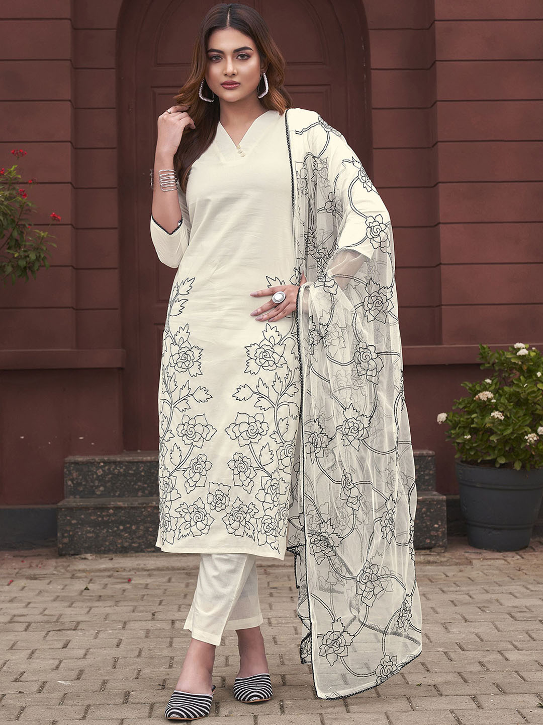 Tikhi Imli White Floral Embroidered Thread Work Pure Cotton Kurta With Trousers & Dupatta