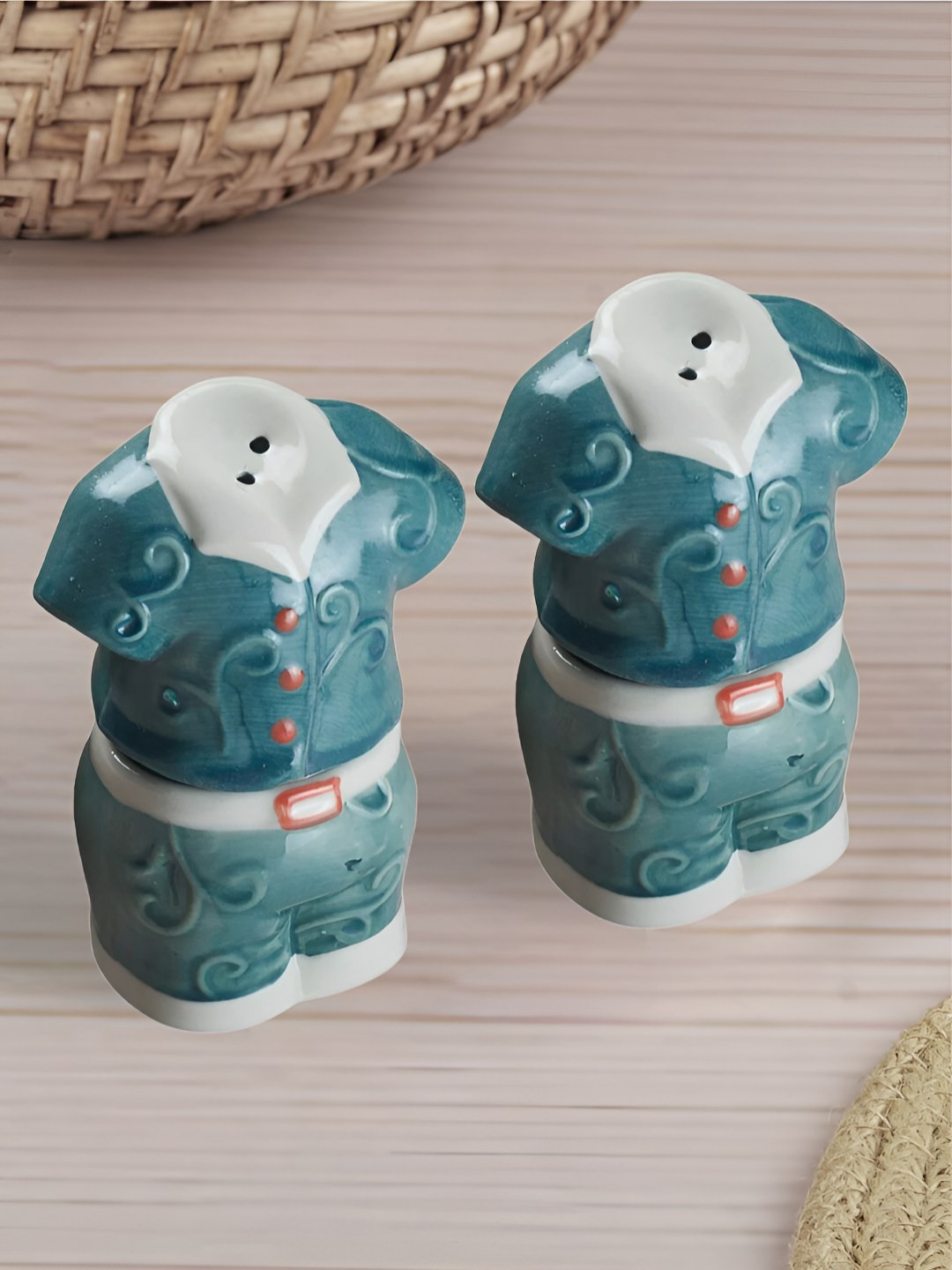 Kookee Unisex Green Salt and Pepper Shakers