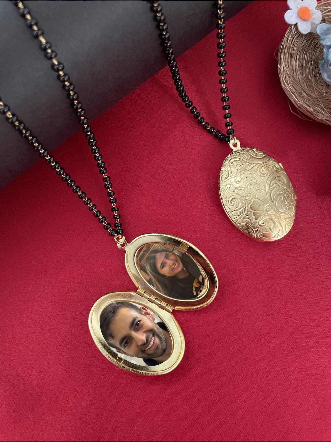 Digital Dress Room Gold-Plated Big Oval Shape Photo-Frame Mangalsutra