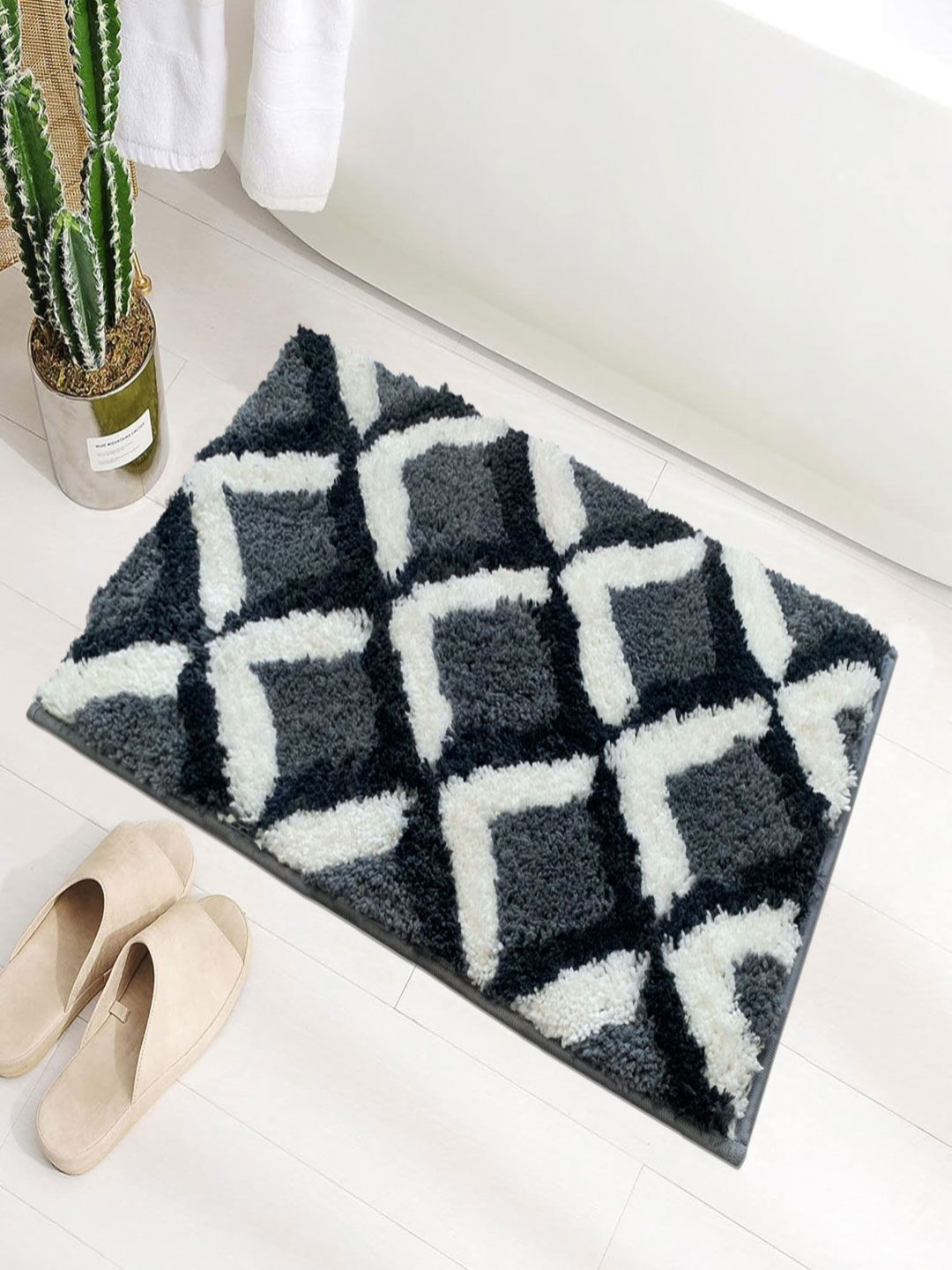 LUXEHOME INTERNATIONAL Macau Grey & White Geometric Printed Super Soft Microfibre Bath Rug