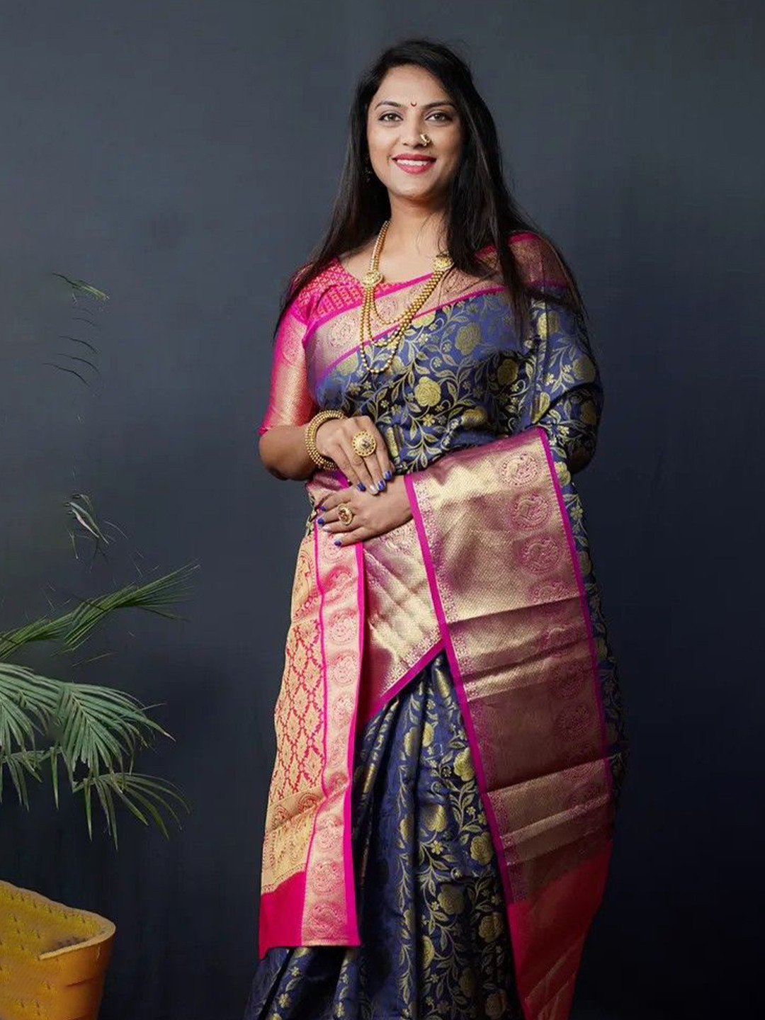 VILLAGIUS Floral Woven Design Zari Banarasi Saree