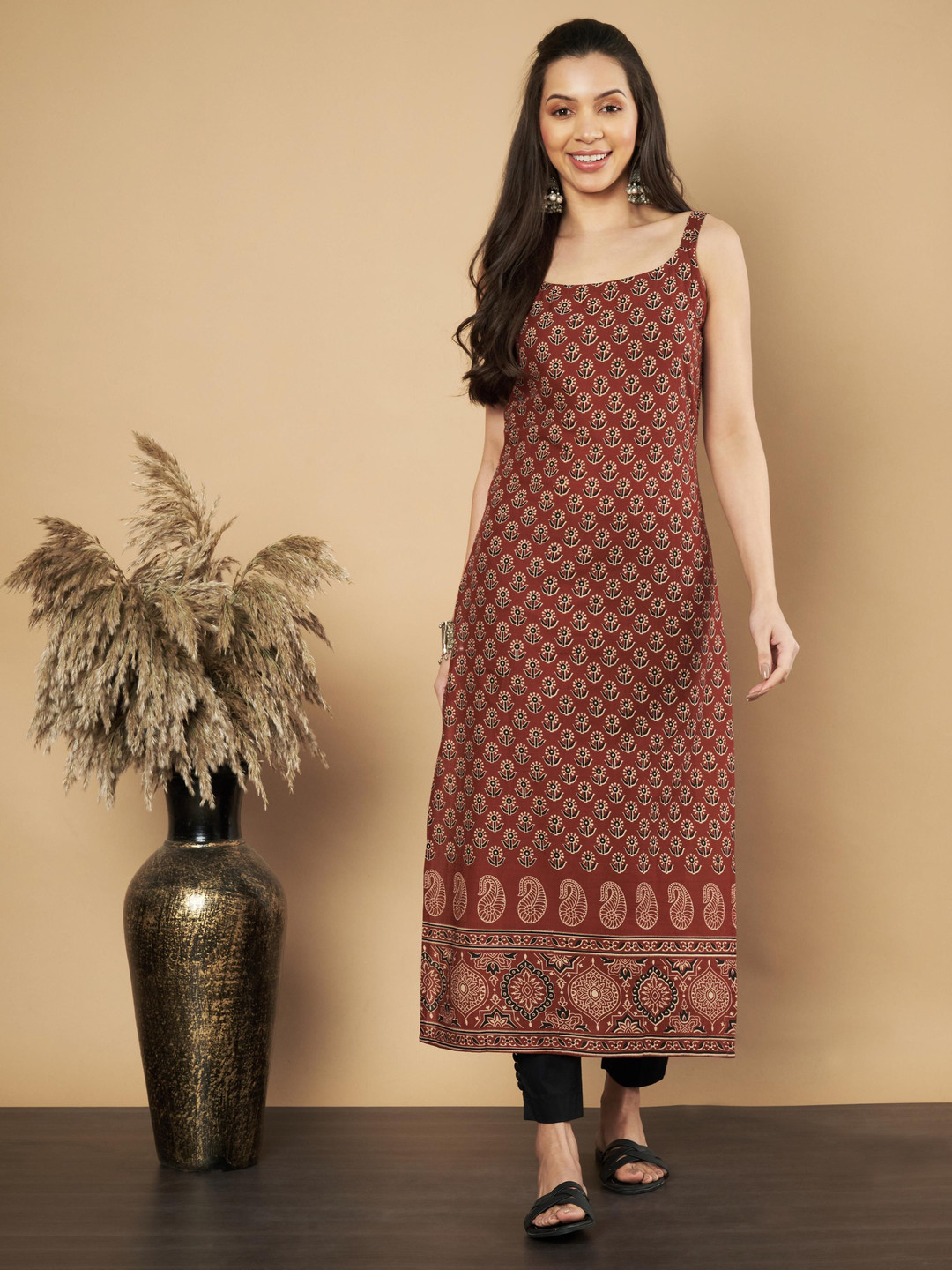 Vbuyz Womens Maroon Floral Printed Straight Cotton Square Neck Sleeveless Kurta
