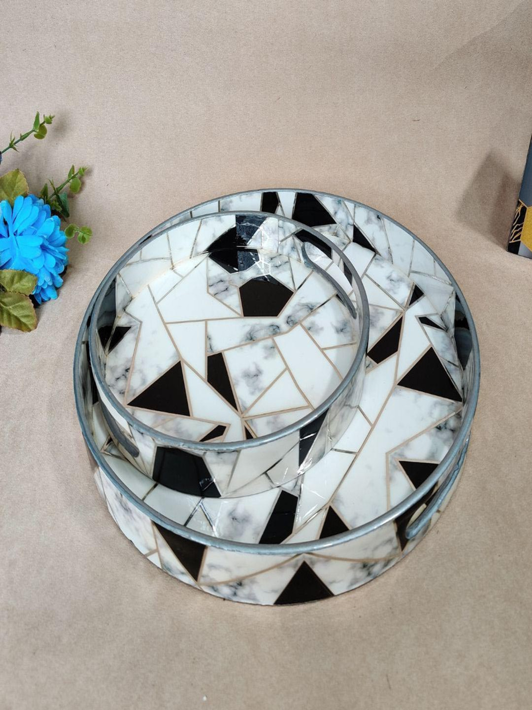 THE HOME CO. Black & White 2 Pieces Round Shaped Serving Trays