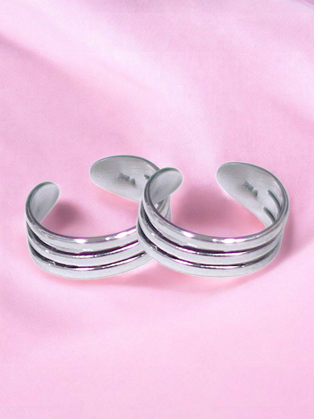 Taraash Set Of 2 925 Sterling Silver-Plated Rounded Band Oxidised Toe Rings