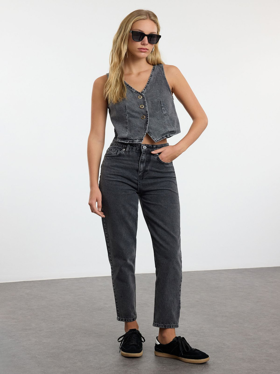Trendyol Women Light Fade Mid-Rise Cropped Cotton Jeans