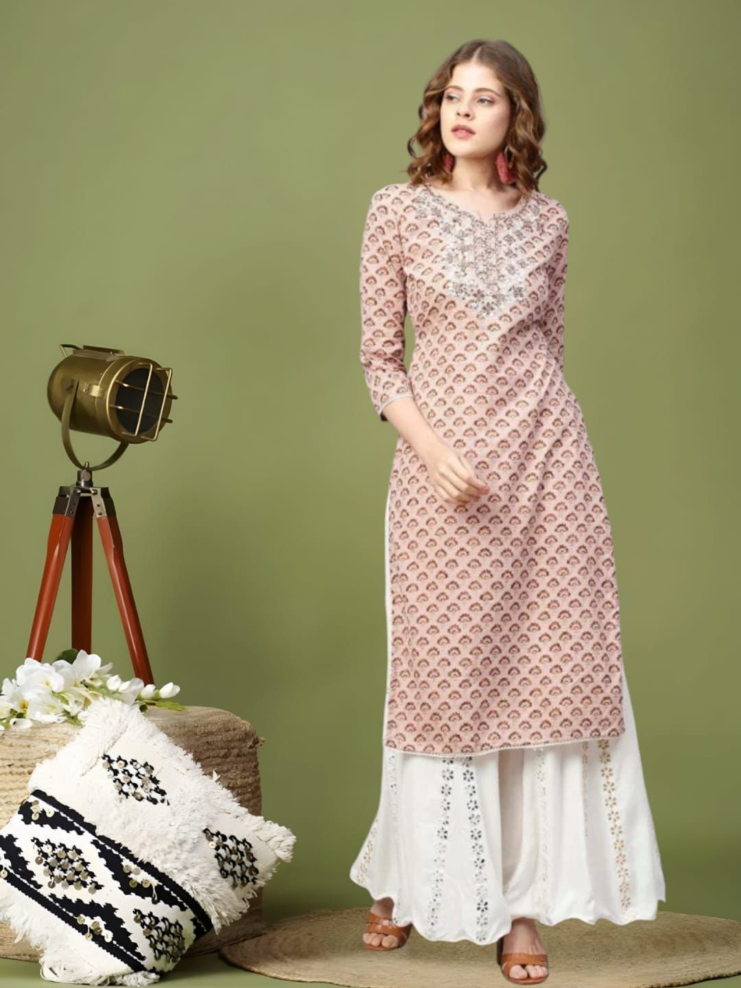 Wawlooks Women Floral Printed Mirror Work Kurta