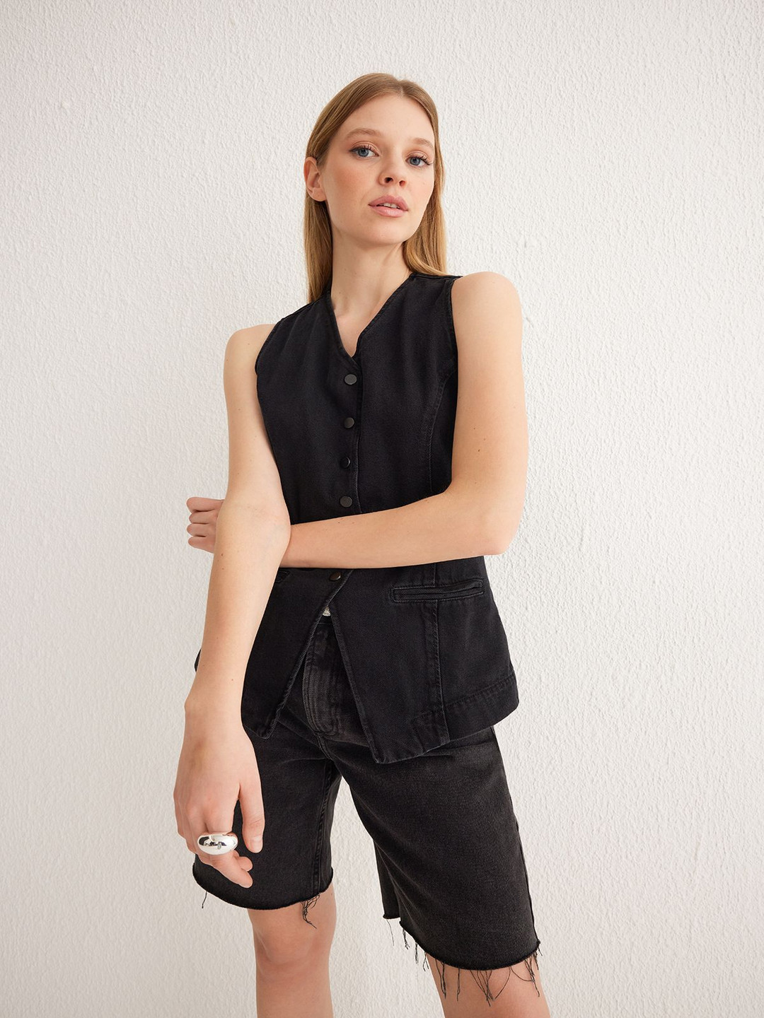 Trendyol Siyah V-Neck Sleeveless Pure Cotton Waistcoat