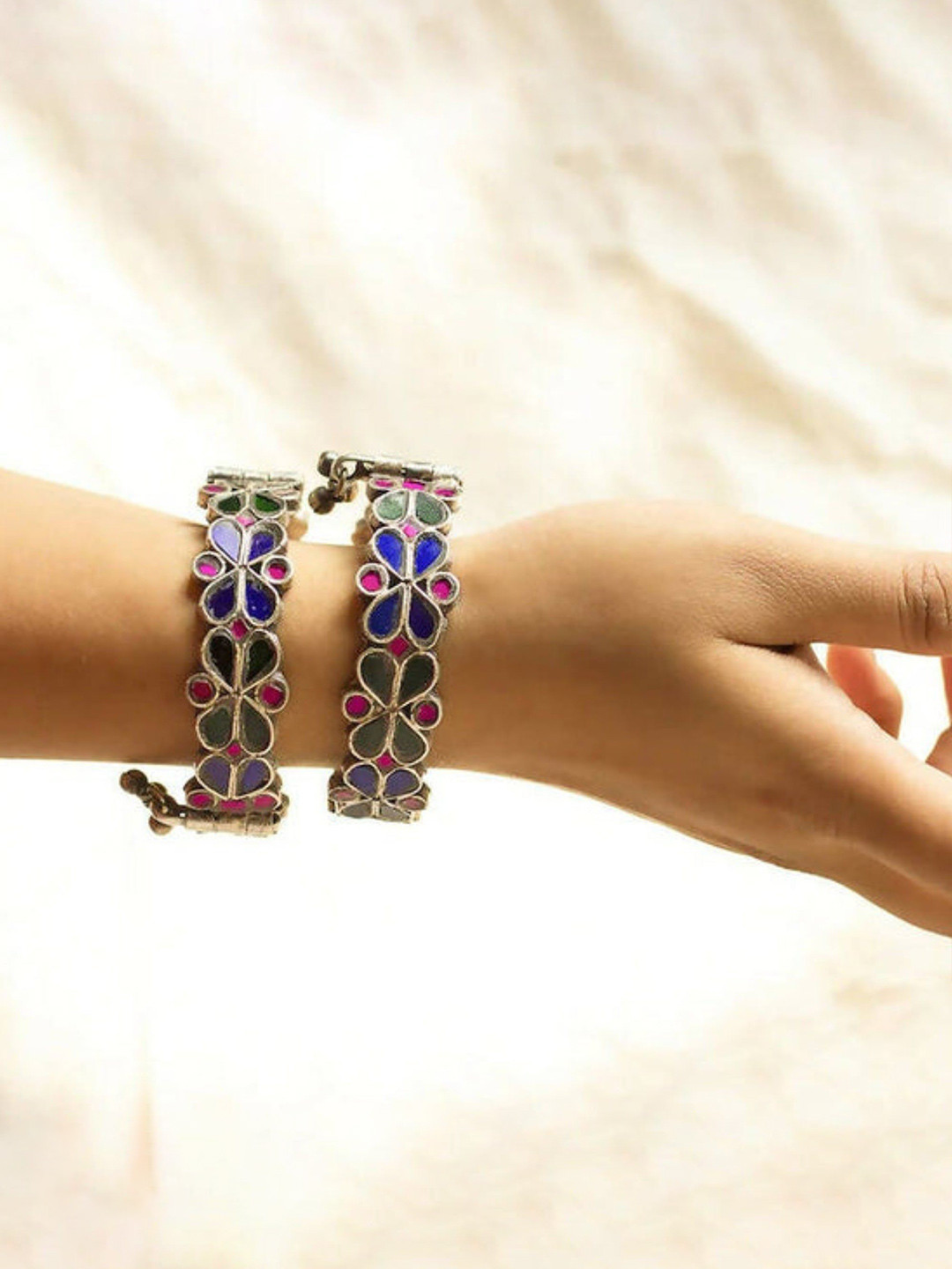 Dulcett Set Of 2 Silver Plated Mirror Bangles