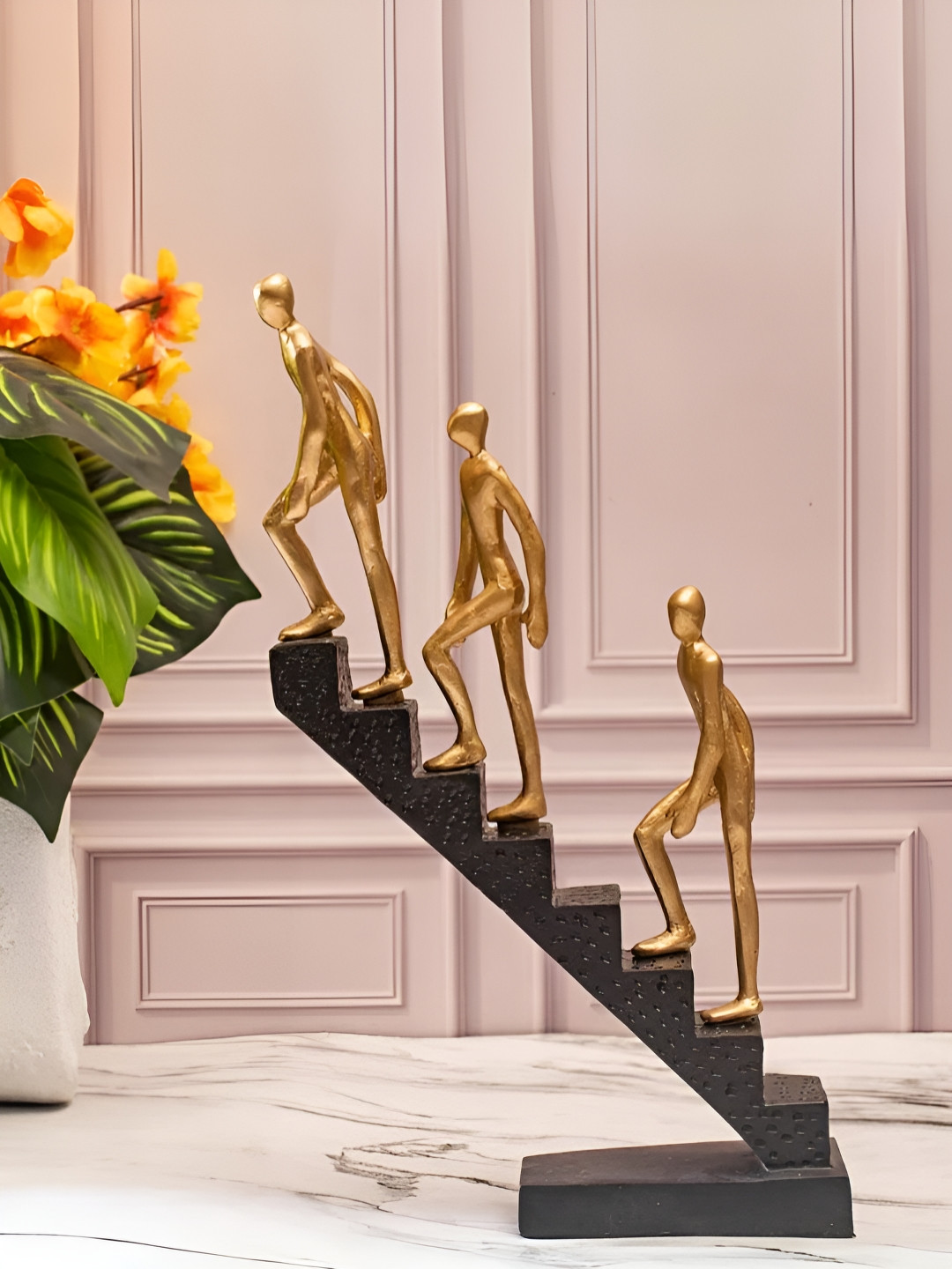 SMOKEY COCKTAIL Gold-Toned And Black Leading To Success Curio Showpiece