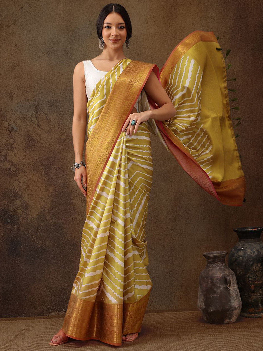 DIVASTRI Soft Silk Lahriya Printed Saree with Zari Woven Pallu