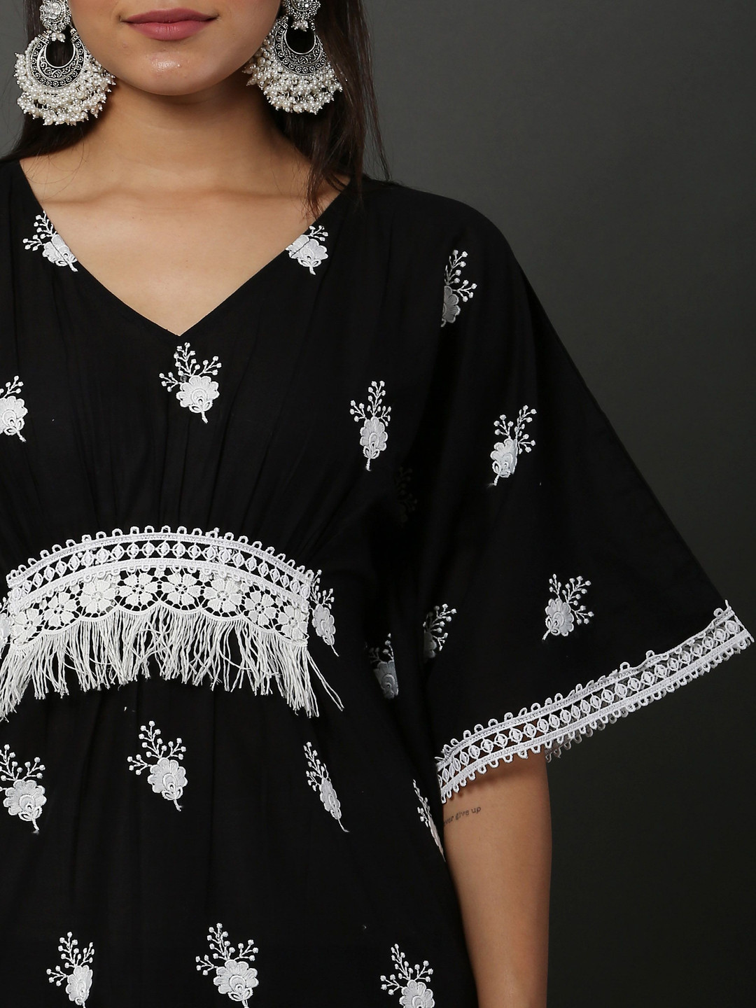 SEW Women Scallop Embroidered Kaftan Set