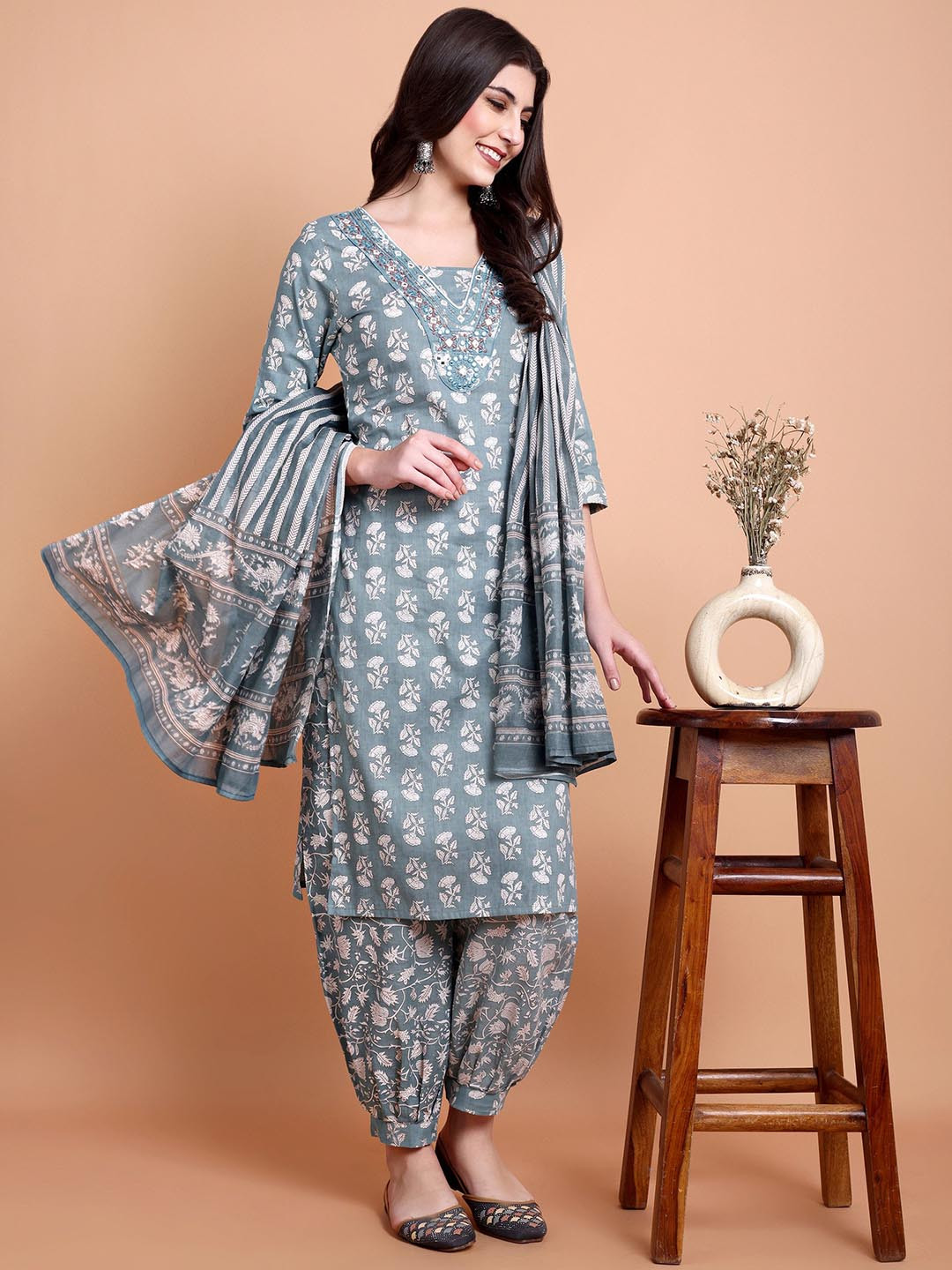 WILL BOTTOM Women Floral Printed Regular Thread Work Pure Cotton Kurta with Trousers & With Dupatta