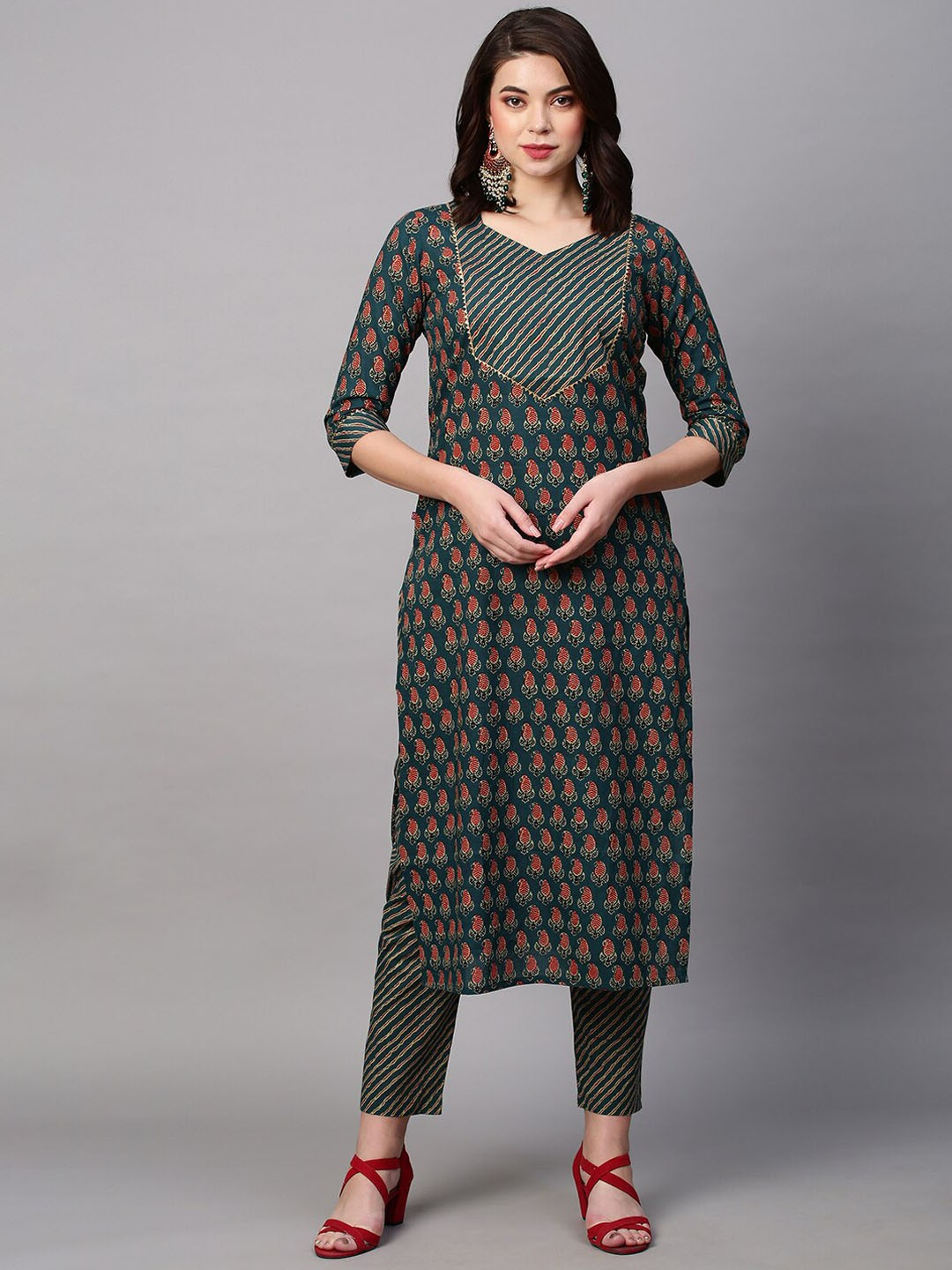 DIVASTRI Grape Paisley Printed V-Neck Straight Kurta With Trousers