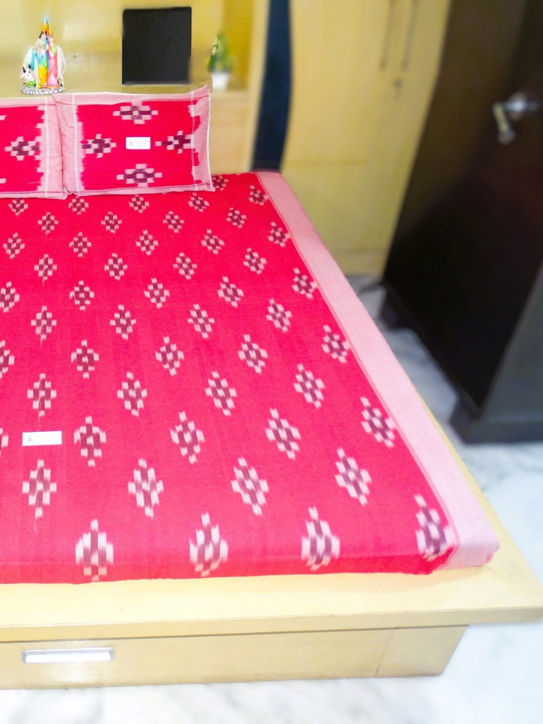 SR HANDLOOMS AND TEXTILES Pink Geometric Pure Cotton 250 TC Queen Fine Bedsheet with 2 Pillow Covers-90 x 100 inches