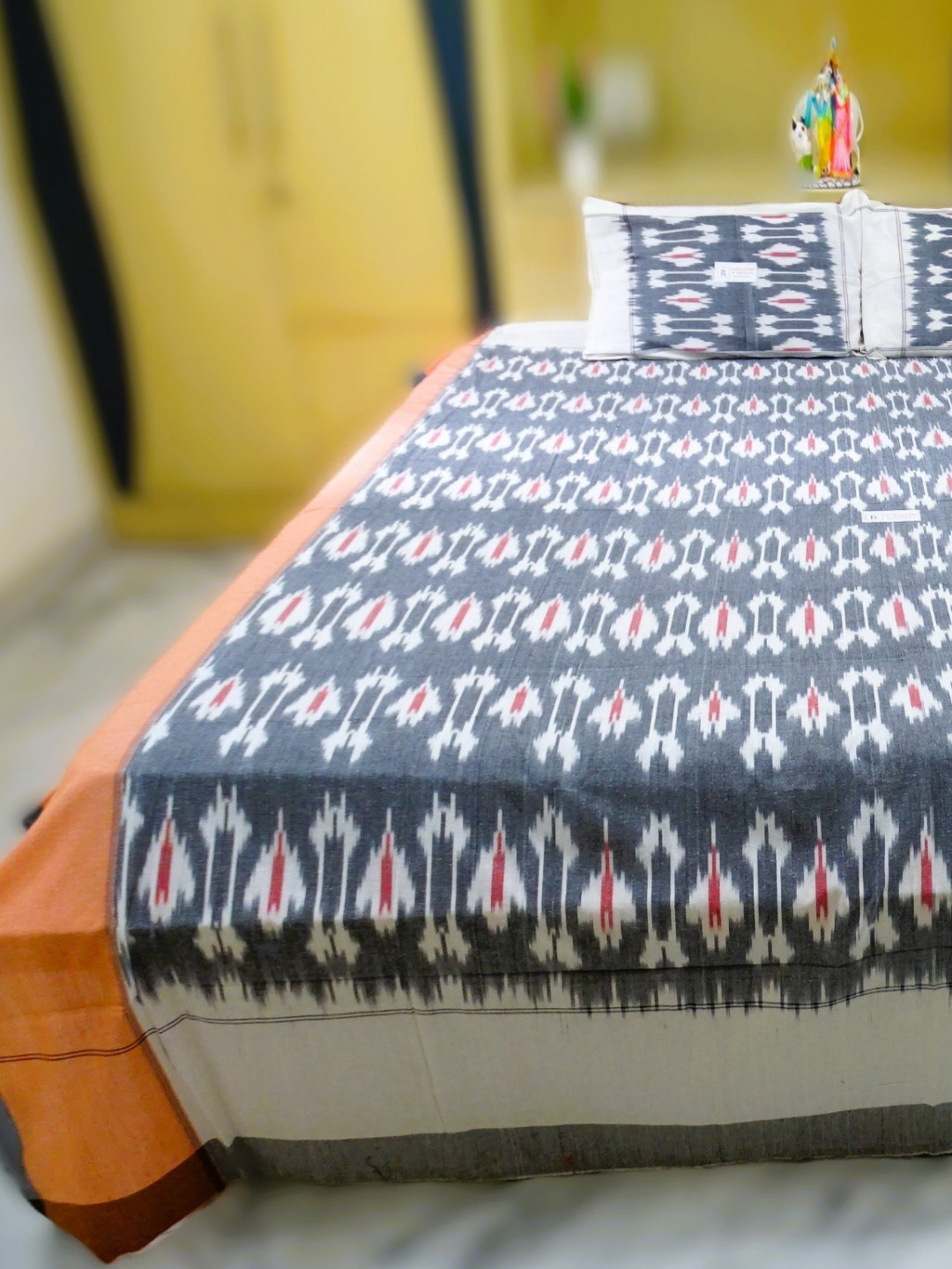 SR HANDLOOMS AND TEXTILES Grey Abstract Cotton 250 TC Queen Fine Bedsheet with 2 Pillow Covers-228 x 254 cm