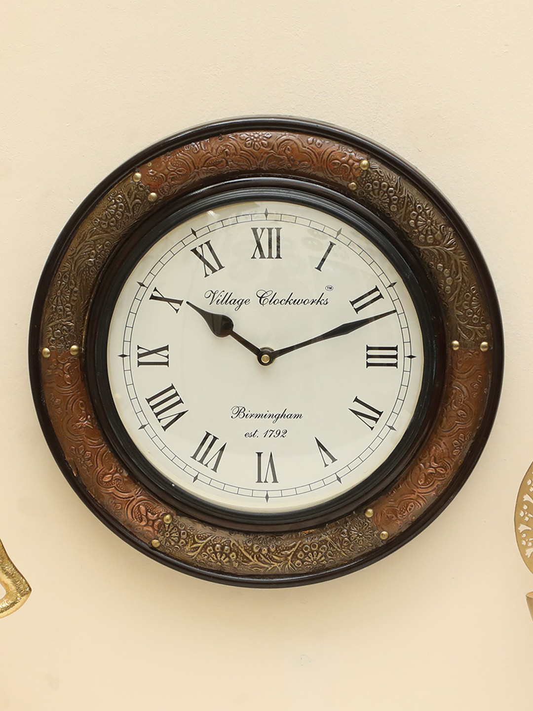 vedas C-Bourbone White & Black Round Shaped Heritage Polished Wall Clock