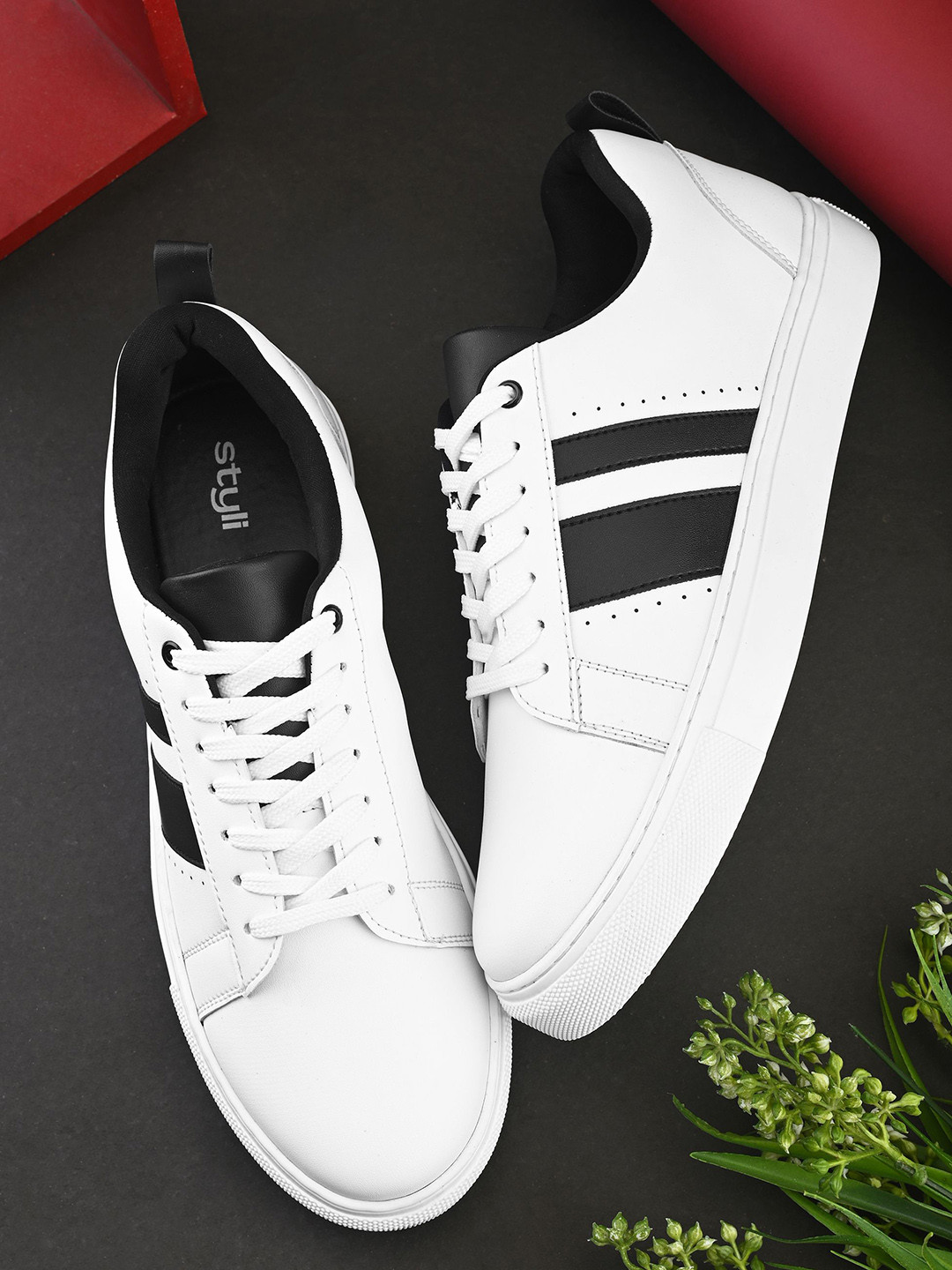 Styli Men Casual Contrast Striped Sneakers
