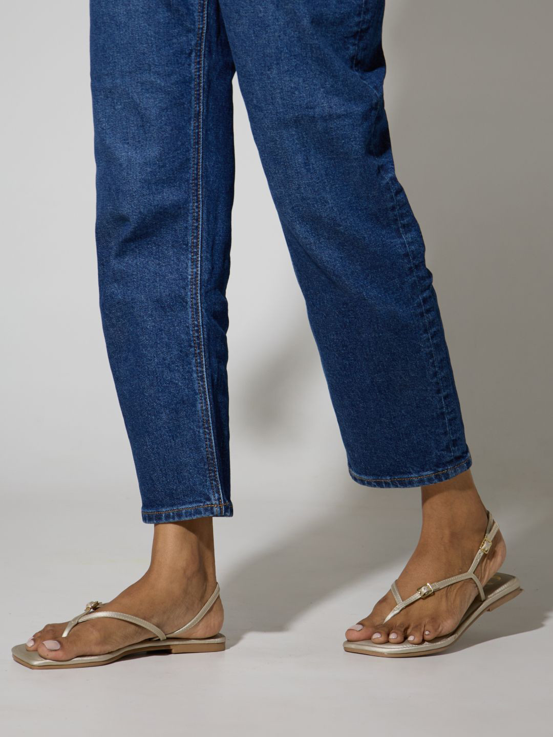 CAI Women Light Gold Toe Thong Flats