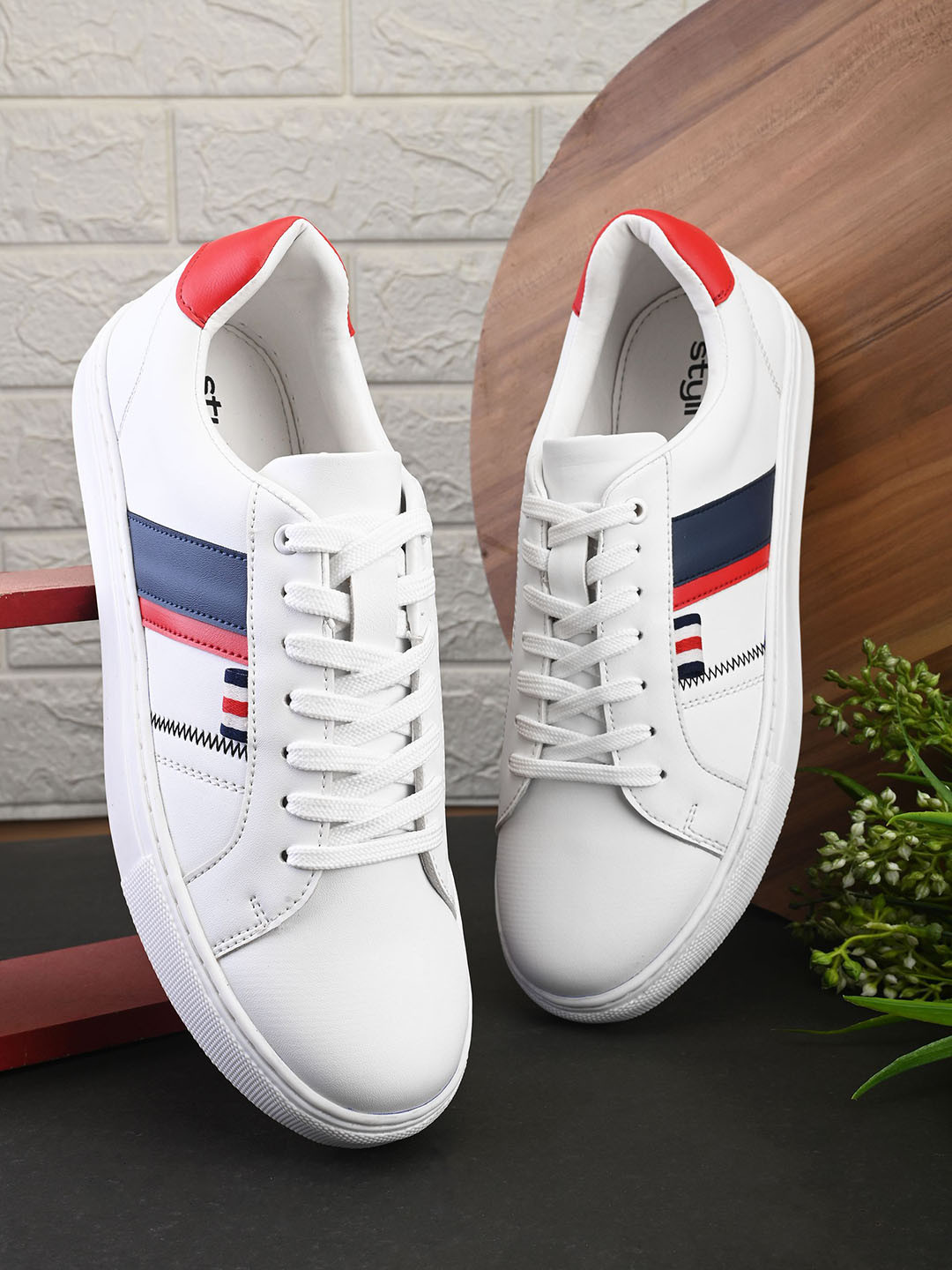 Styli Men Casual Contrast Striped Sneakers