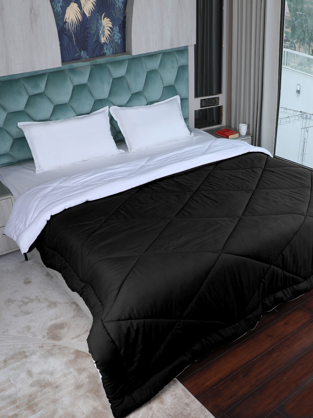 AJISH White & Black Geometric 210 GSM AC Room Reversible Duble Bed Comforter