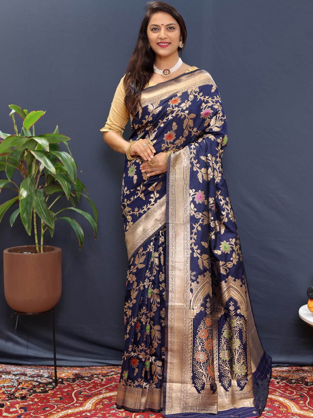 amirat Gulab Ful Ethnic Motifs Woven Design Zari  Banarasi Saree