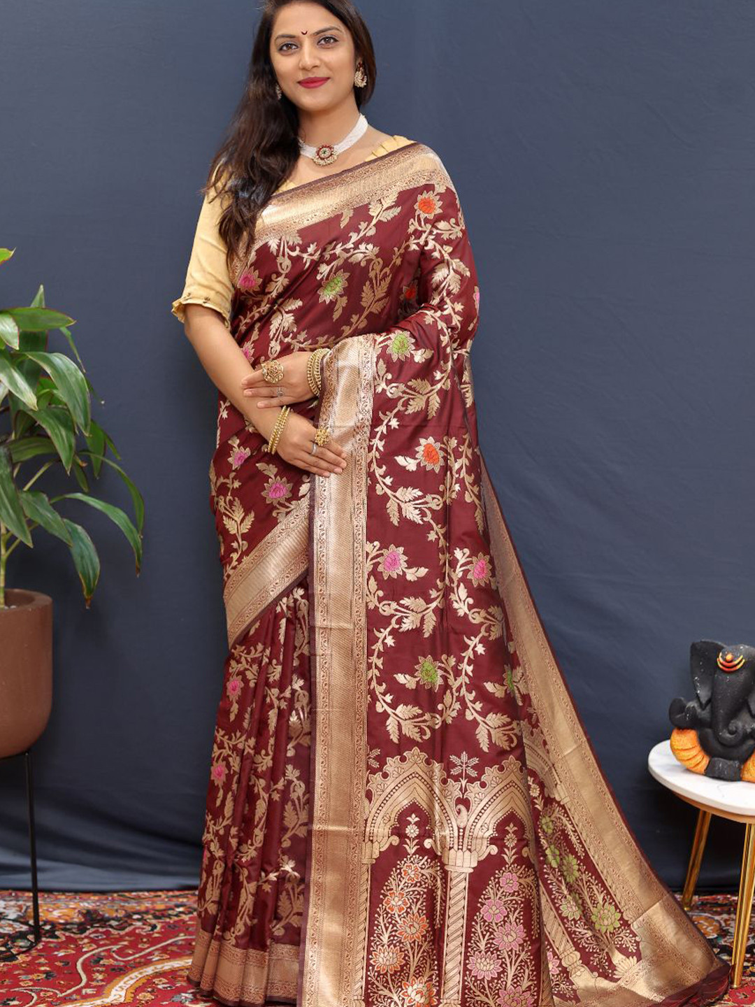 amirat Gulab Ful Ethnic Motifs Woven Design Zari  Banarasi Saree