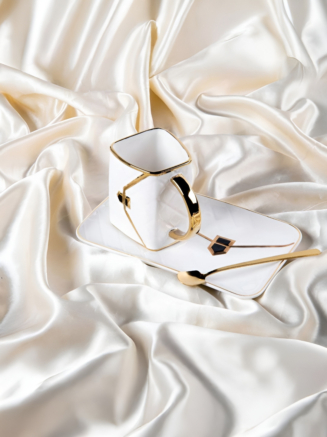 giBOX White & Gold Toned Ceramic Purse Design Tea Set 300ml