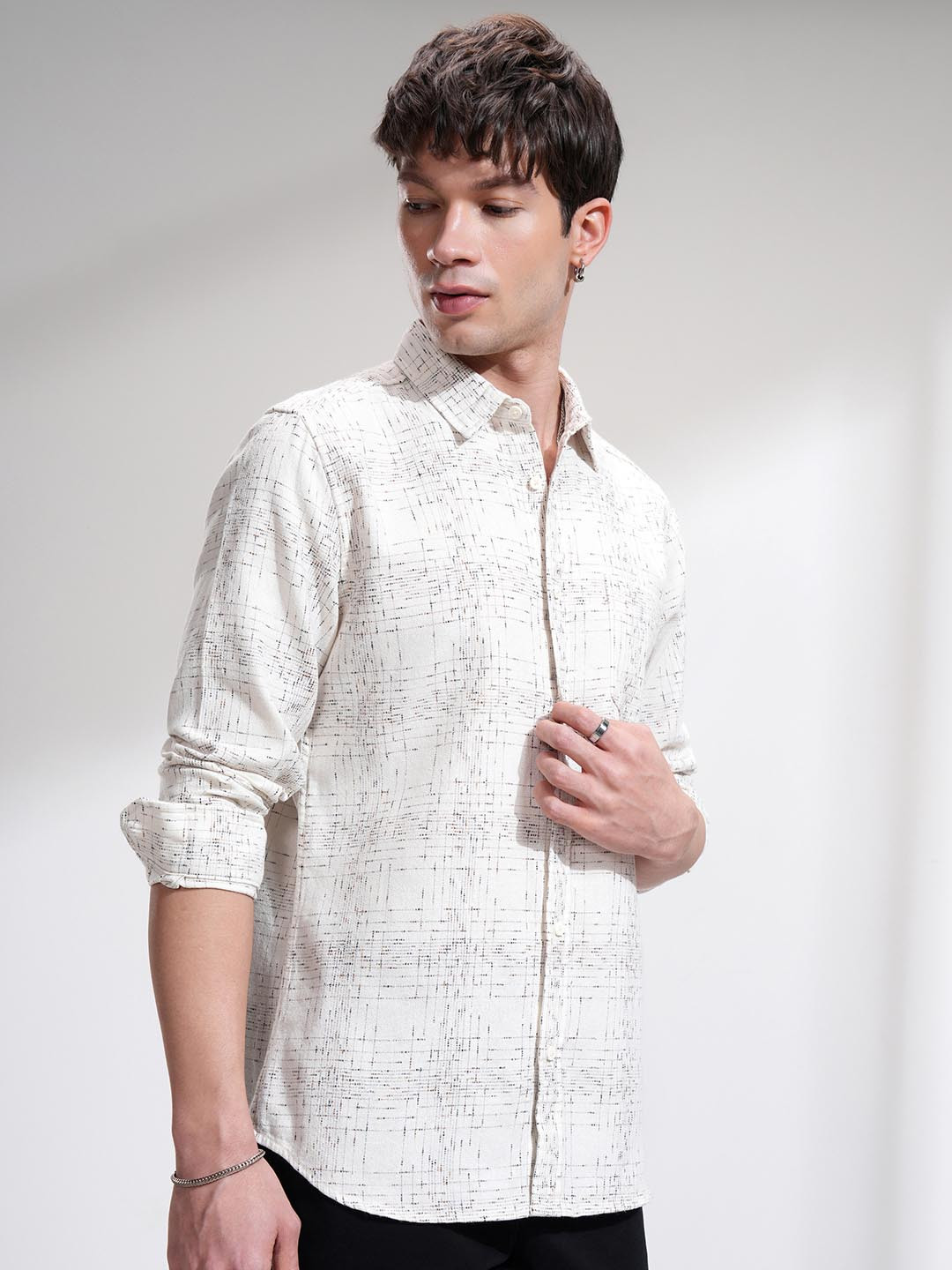 HIGHLANDER Men Chinelle Yarn Textured Checked Casual Slim Fit Shirt