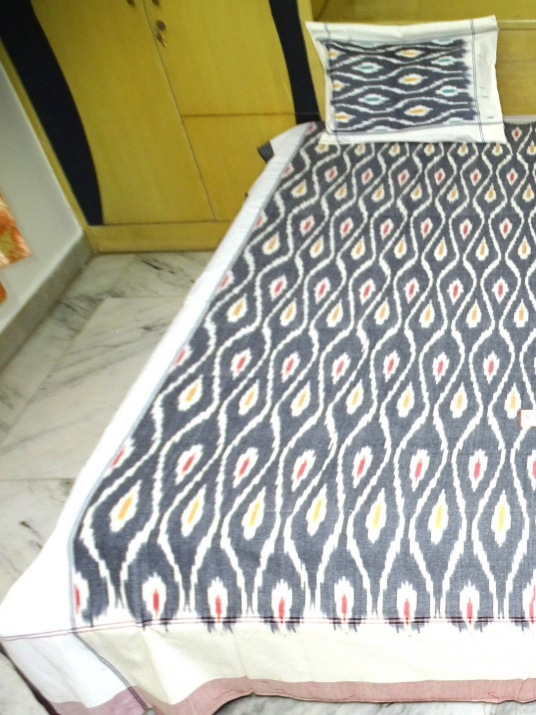 SR HANDLOOMS AND TEXTILES Grey Abstract Cotton 250 TC Queen Bedsheet With 2 Pillow Covers