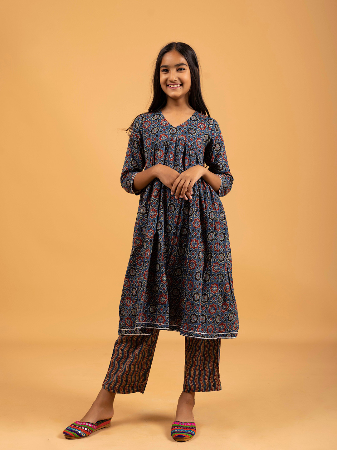 SPARSA Girls Ethnic Motifs Printed Empire V-Neck Pure Cotton Alia Cut Kurta And Trousers
