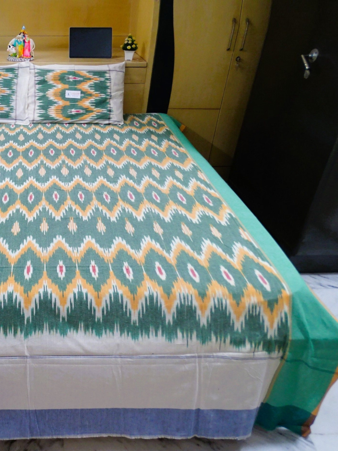 SR HANDLOOMS AND TEXTILES Green Geometric Pure Cotton 250TC Queen Bedsheet Set-2.7m x 2.2m