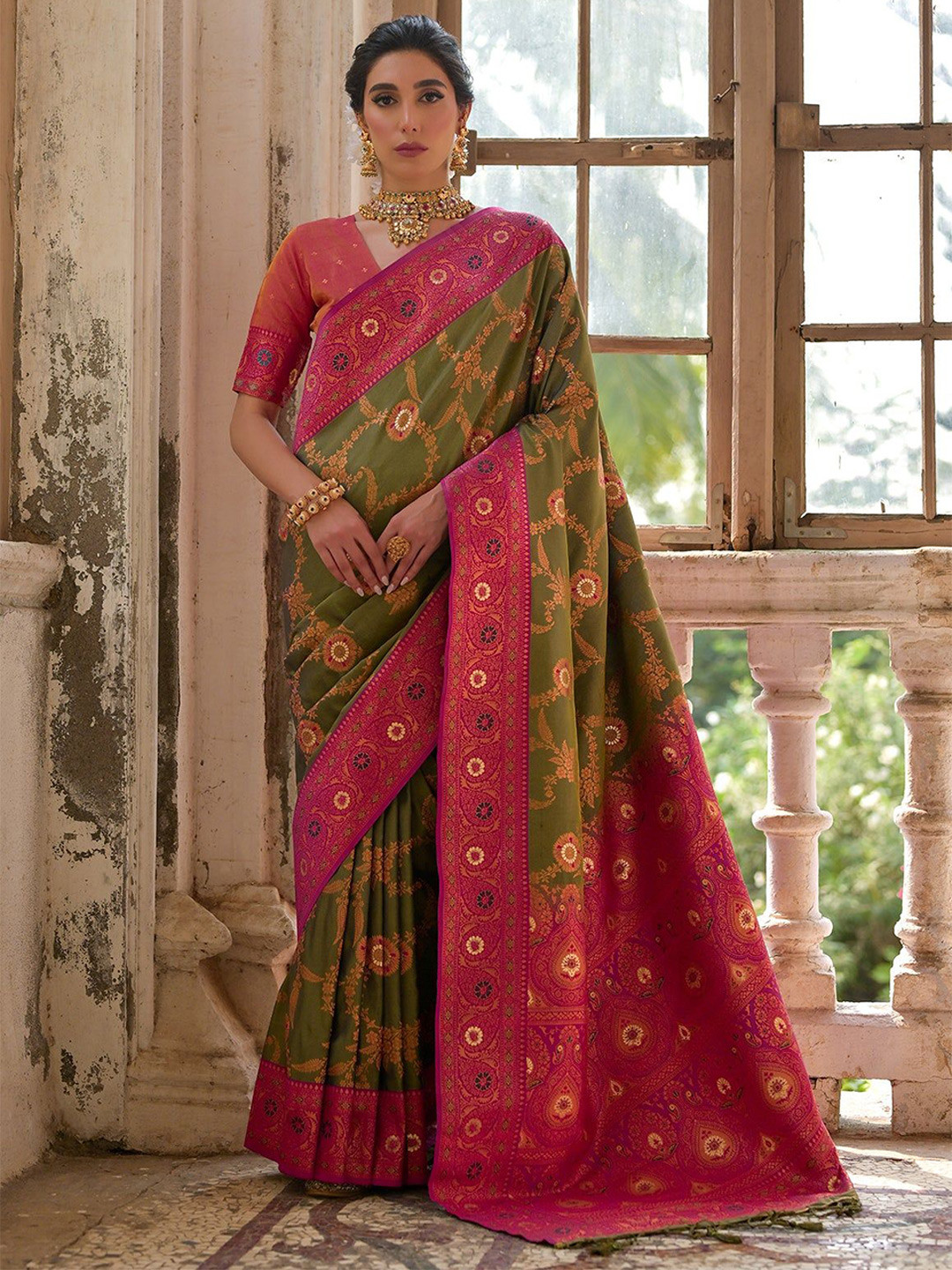 VISHNU WEAVES Kiwi Mahendi Floral Woven Design Zari Banarasi Silk Saree