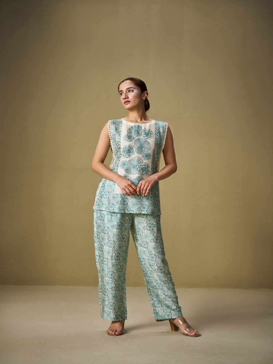 SUKRUTI DESIGN chashni Floral Printed Pure Silk Sleeveless Top With Trousers
