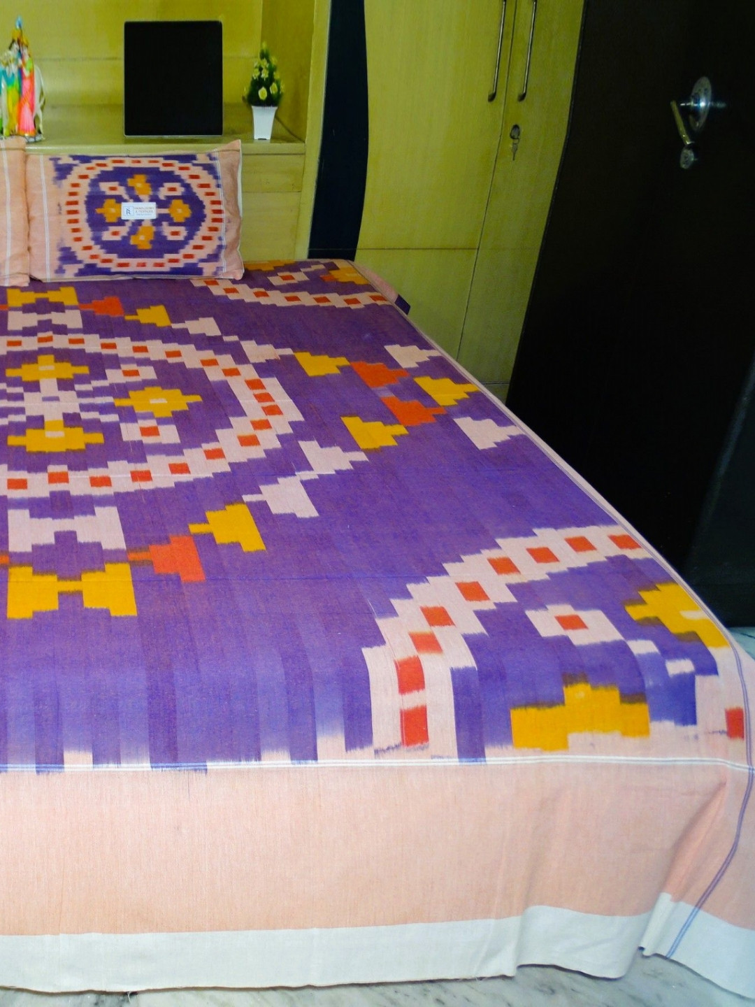 SR HANDLOOMS AND TEXTILES Purple Geometric Pure Cotton Queen Bedsheet With 2 Pillow Covers