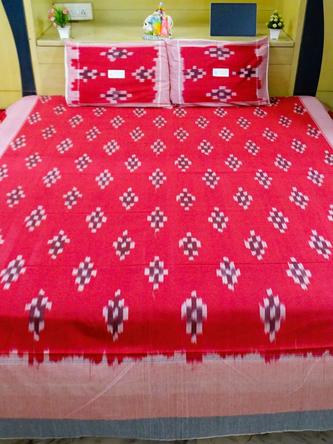 SR HANDLOOMS AND TEXTILES Red & White Printed Pure Cotton 250 TC Queen Bedsheet Set