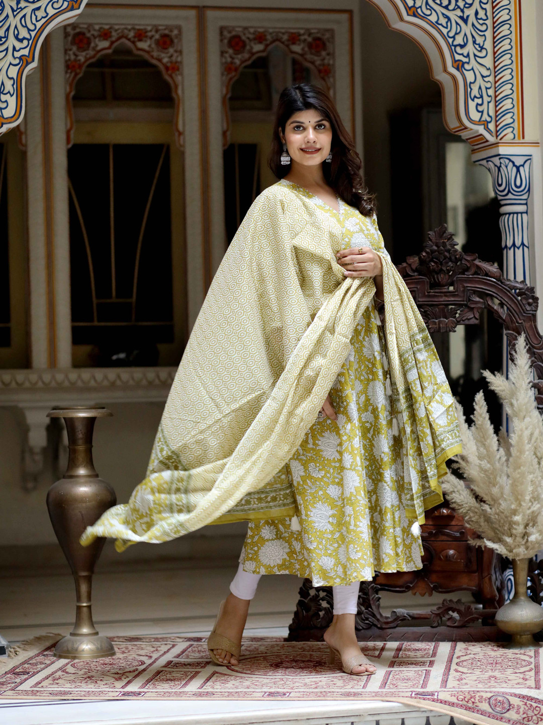 Doriyaan Floral Printed V-Neck Anarkali Pure Cotton Kurta & Dupatta
