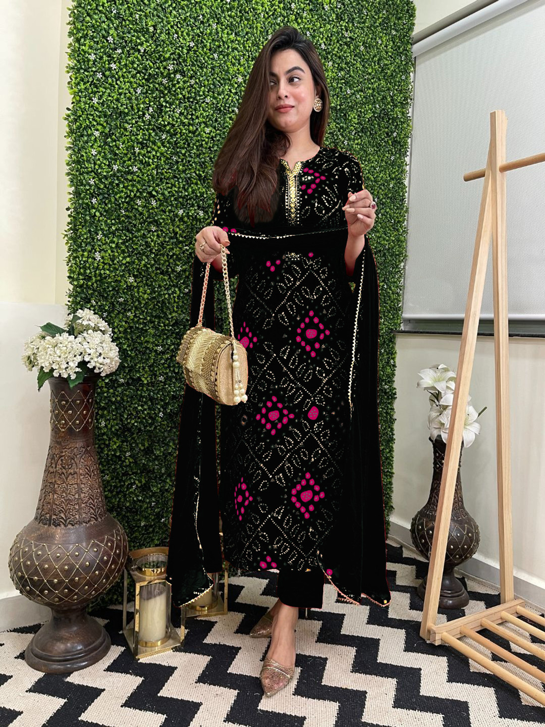 DIVASTRI Turae Bandhani Printed Notch Neck Straight Kurta With Trousers & Dupatta