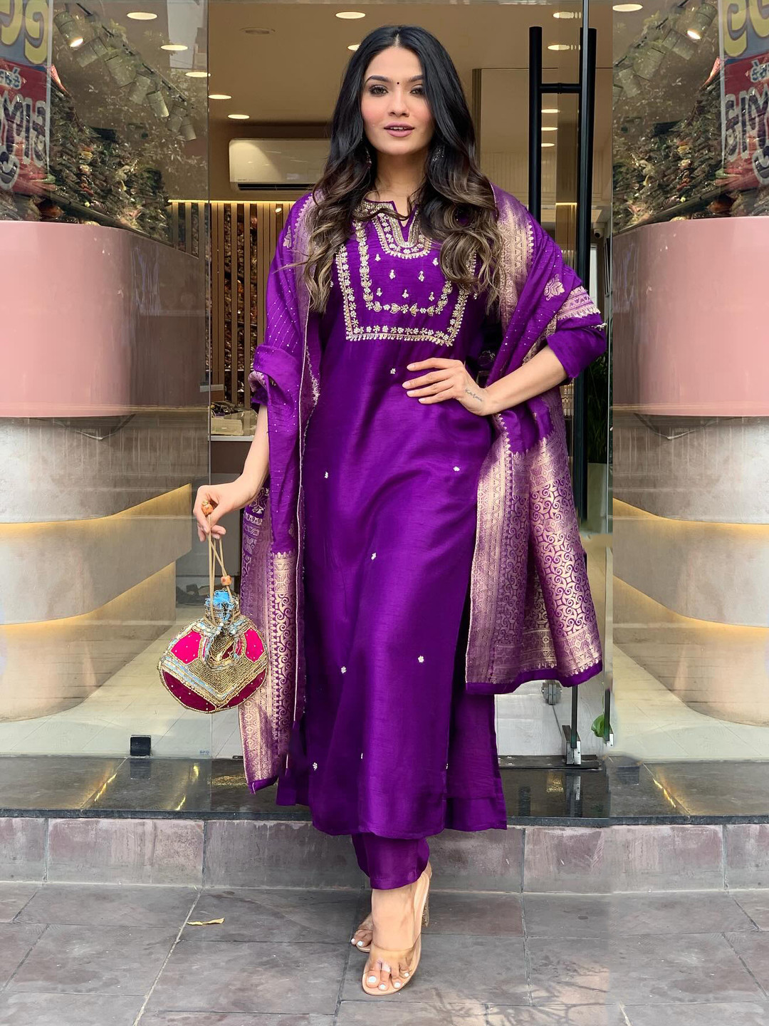 DIVASTRI Manushi Floral Embroidered Notch Neck Straight Kurta With Trousers & Dupatta