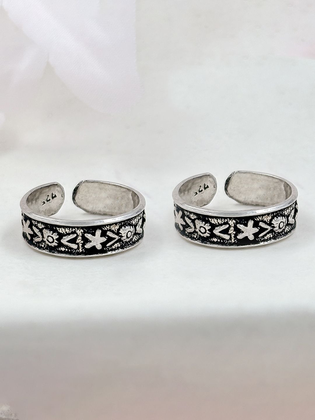 Unniyarcha Engraved  92.5 Sterling Silver Plated Band Toe Rings