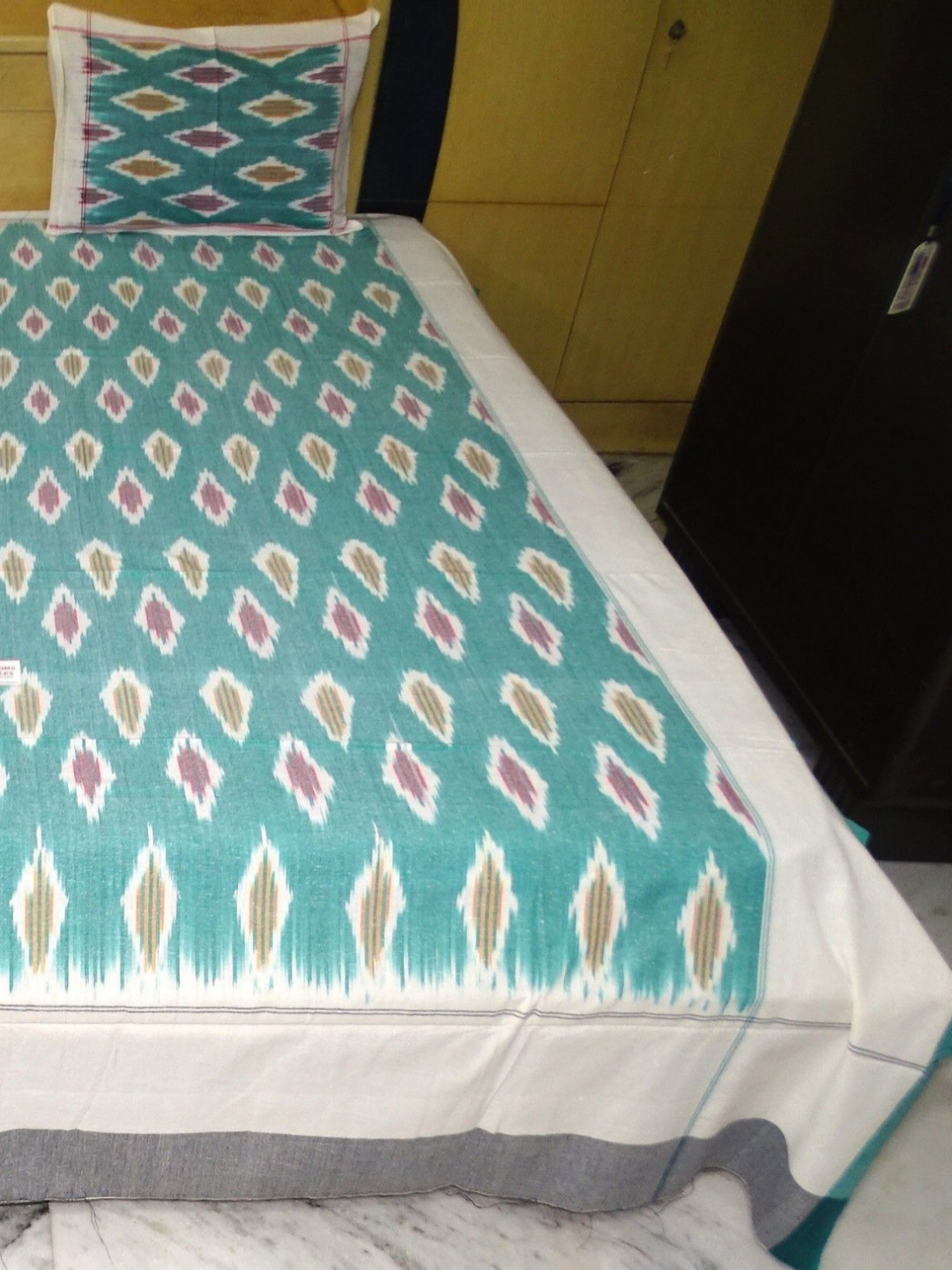 SR HANDLOOMS AND TEXTILES White & Blue Printed Pure Cotton 250 TC Queen Bedsheet Set